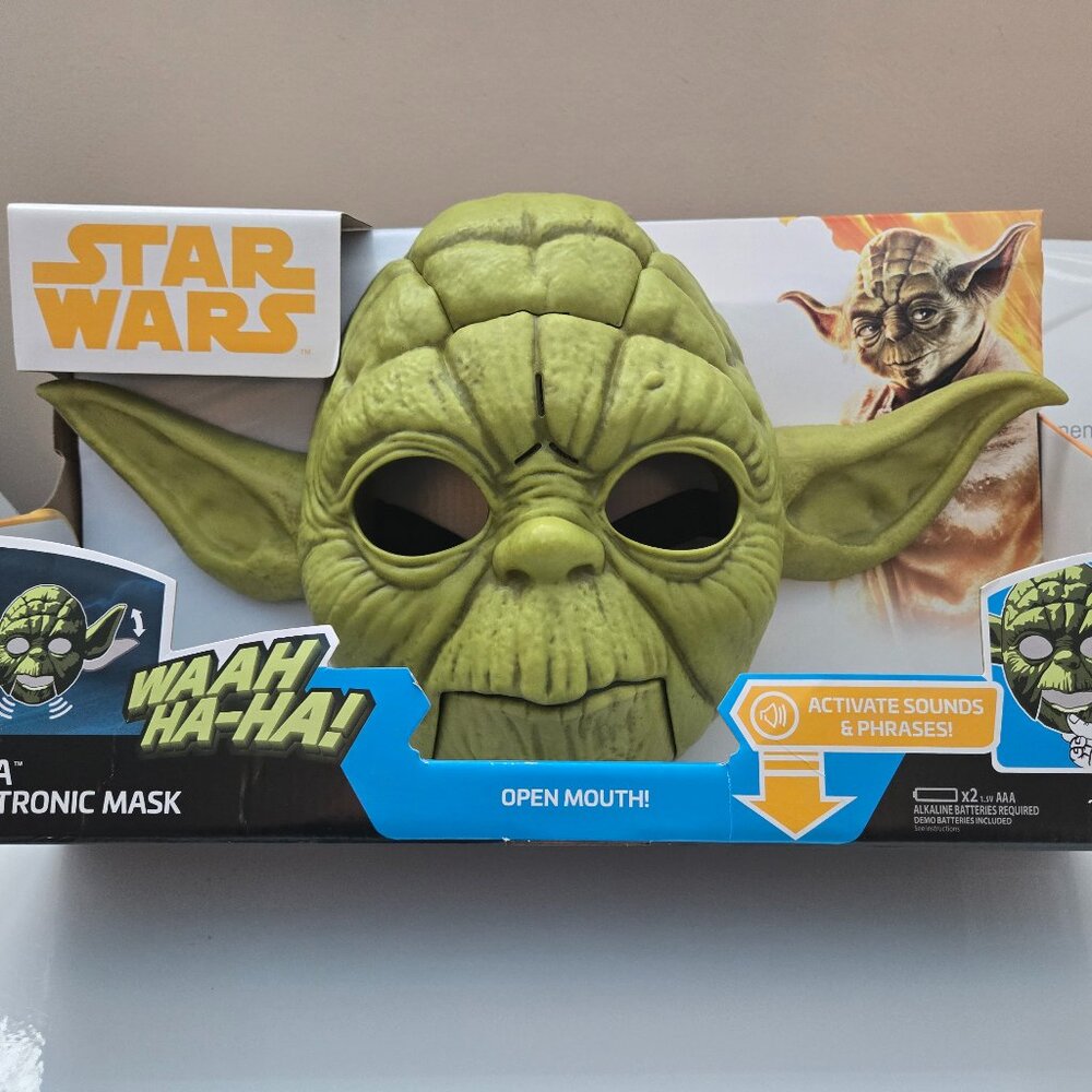 Collectors Brand New Star Wars Talking Yoda Ears Move Electronic Mask.